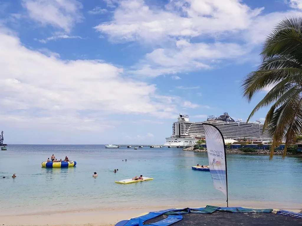 Amazing Location! Walk To Town, Beach & Dinner - Payment Required To Reserve Ocho Rios Apartman
