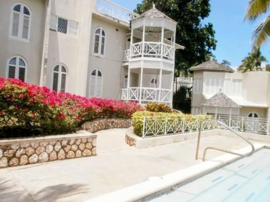 Amazing Location! Walk To Town, Beach & Dinner - Payment Required To Reserve Ocho Rios Apartman